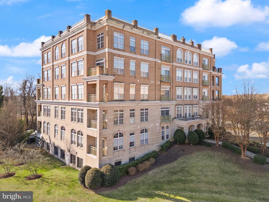 810 BELMONT BAY DRIVE Unit: 201
