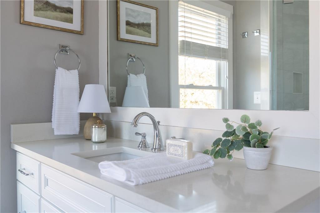 1104 Victoria Street NE