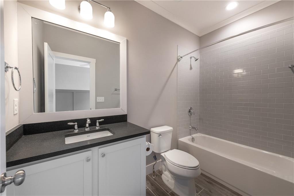 1104 Victoria Street NE