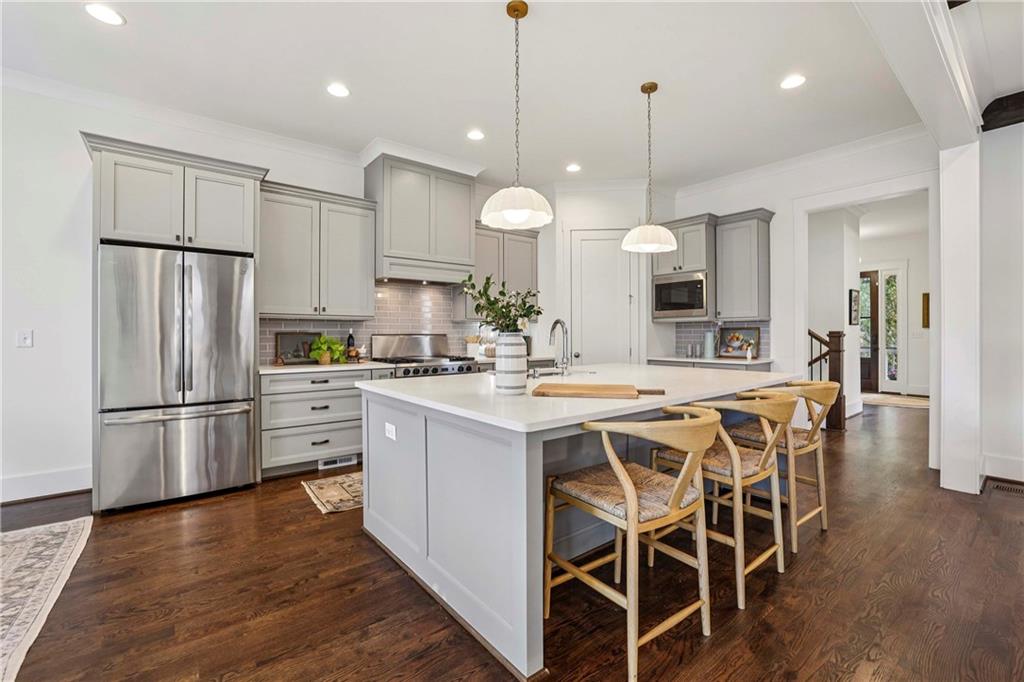 1104 Victoria Street NE