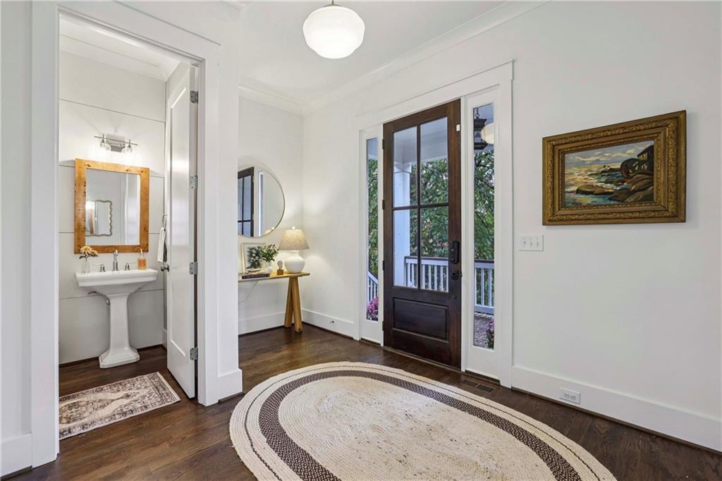 1104 Victoria Street NE