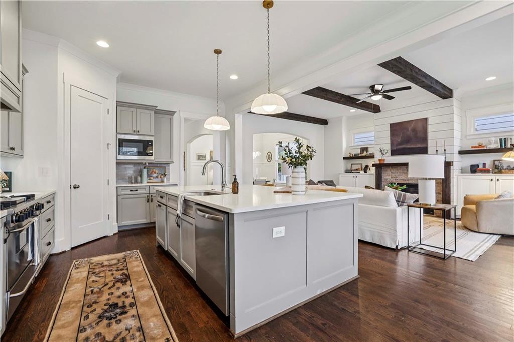 1104 Victoria Street NE