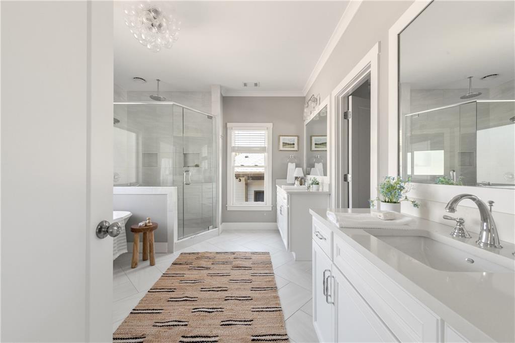 1104 Victoria Street NE