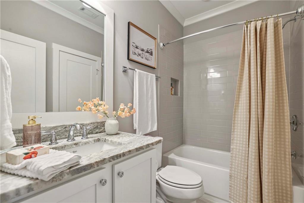 1104 Victoria Street NE