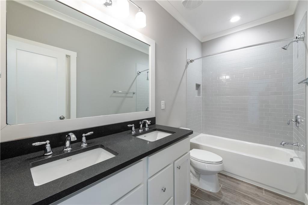 1104 Victoria Street NE