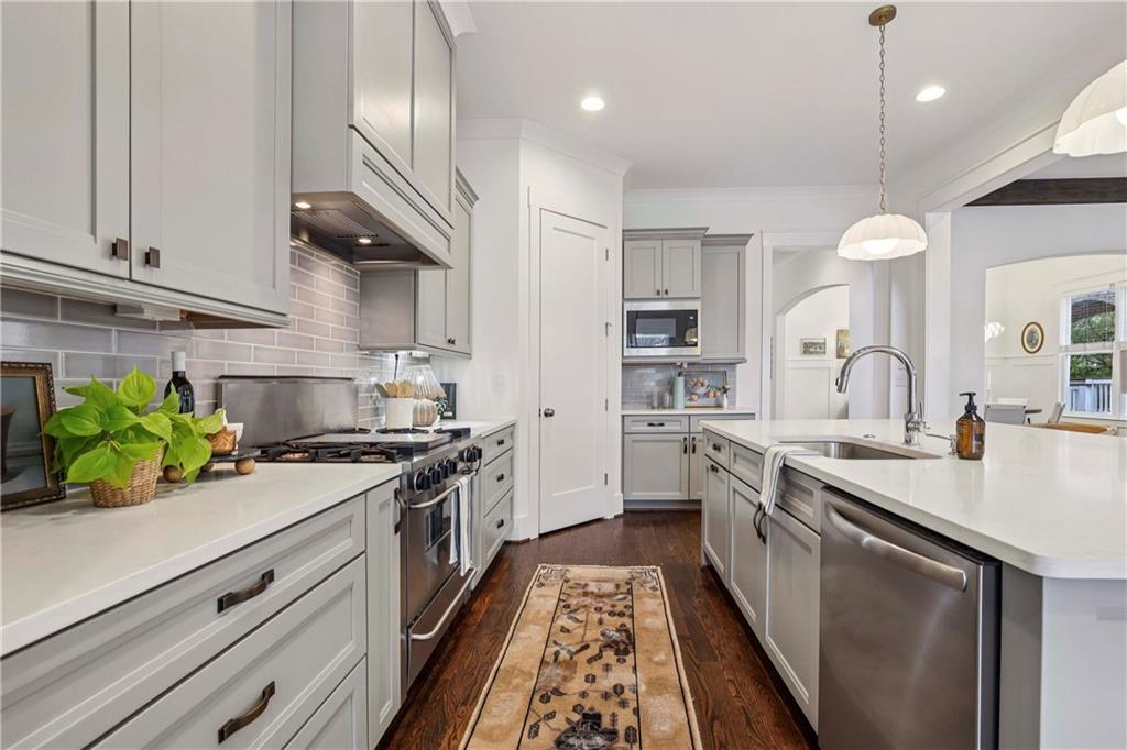 1104 Victoria Street NE