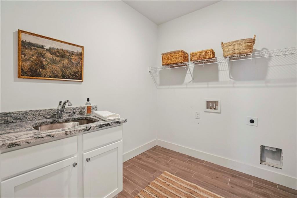 1104 Victoria Street NE