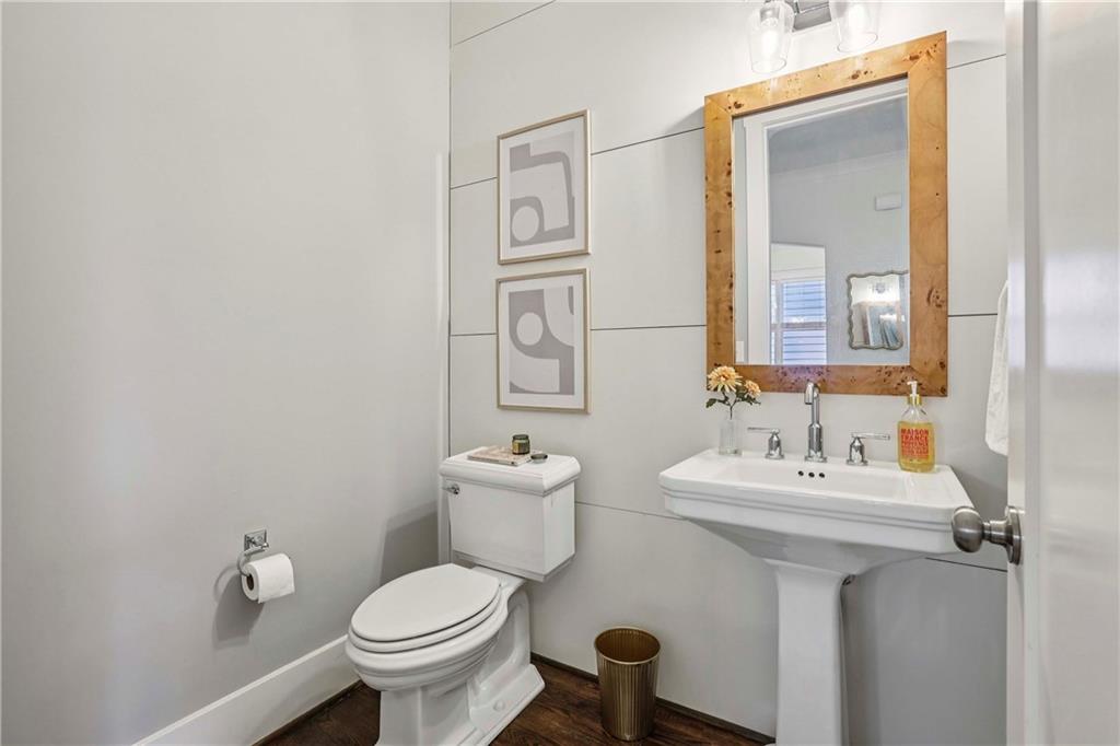 1104 Victoria Street NE