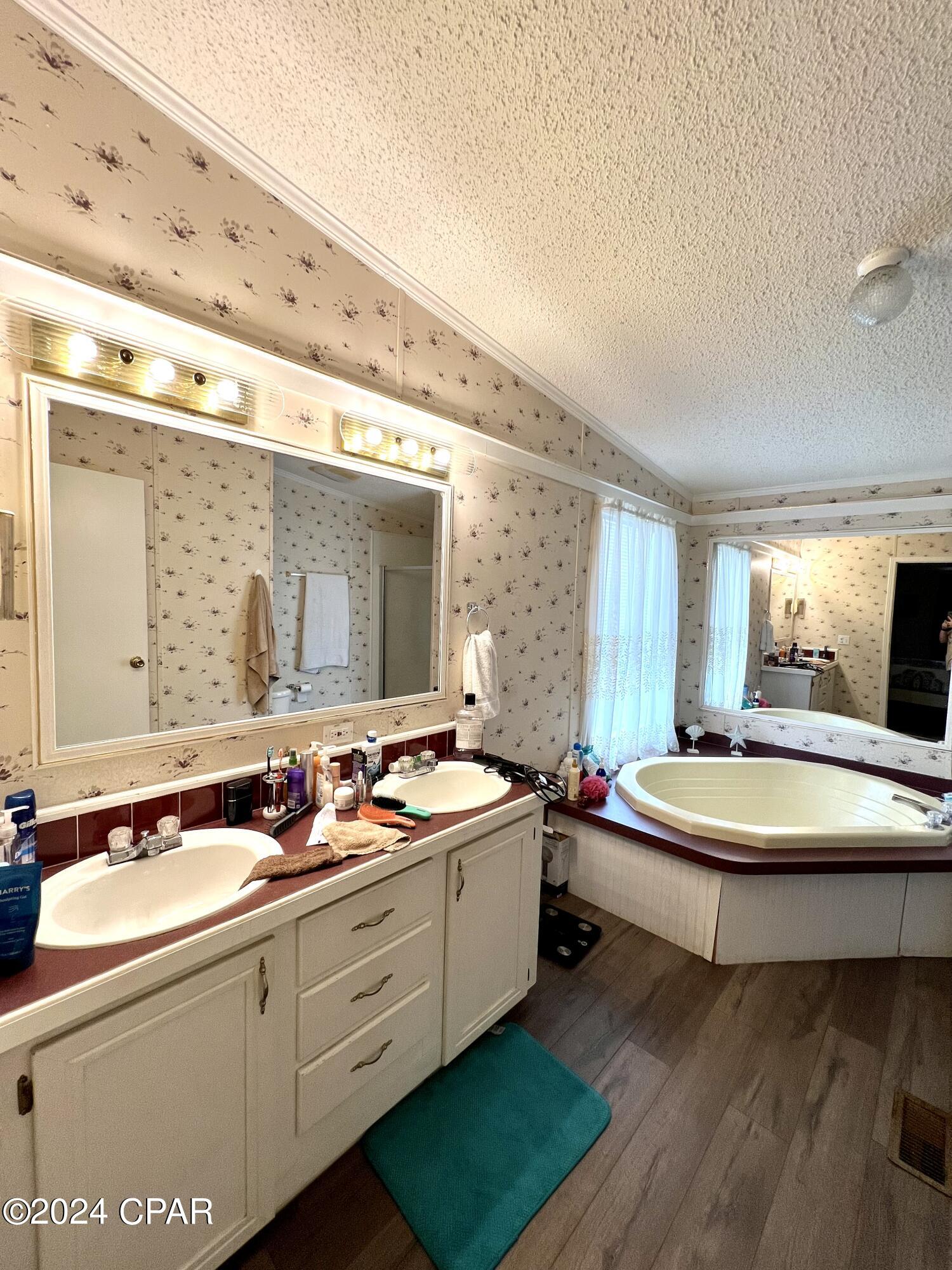 619 Lagoon Oaks Circle