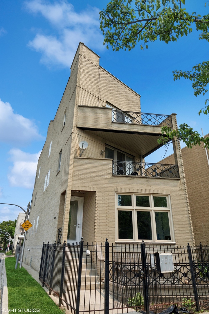 2538 W Flournoy Street Unit: 3