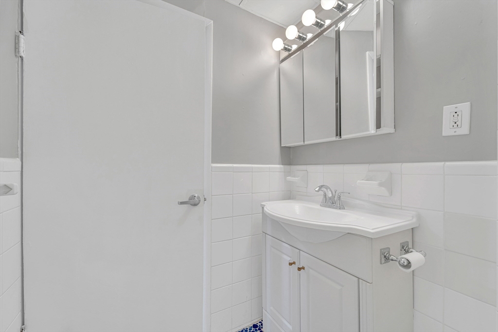 285 Lynn Shore Drive Unit: 207