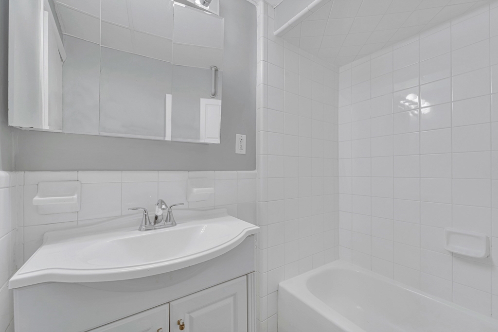 285 Lynn Shore Drive Unit: 207