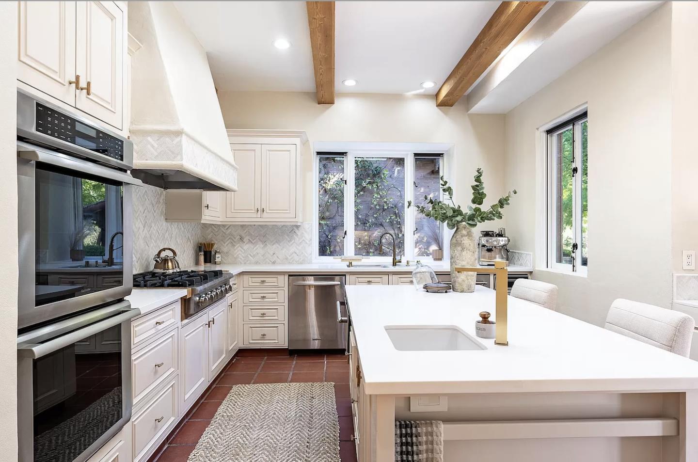 12 Vineyard Hill RD