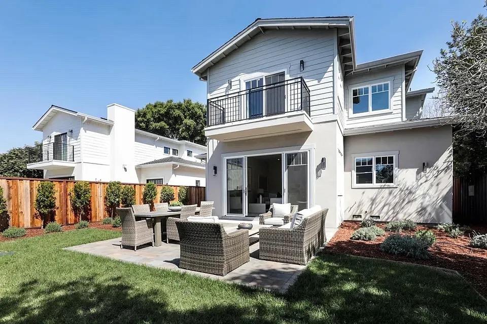 1911 Menalto Avenue