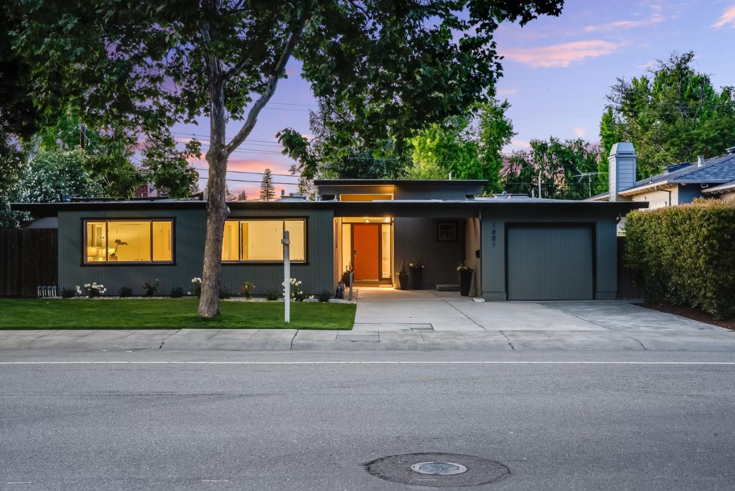 1601 Channing AVE