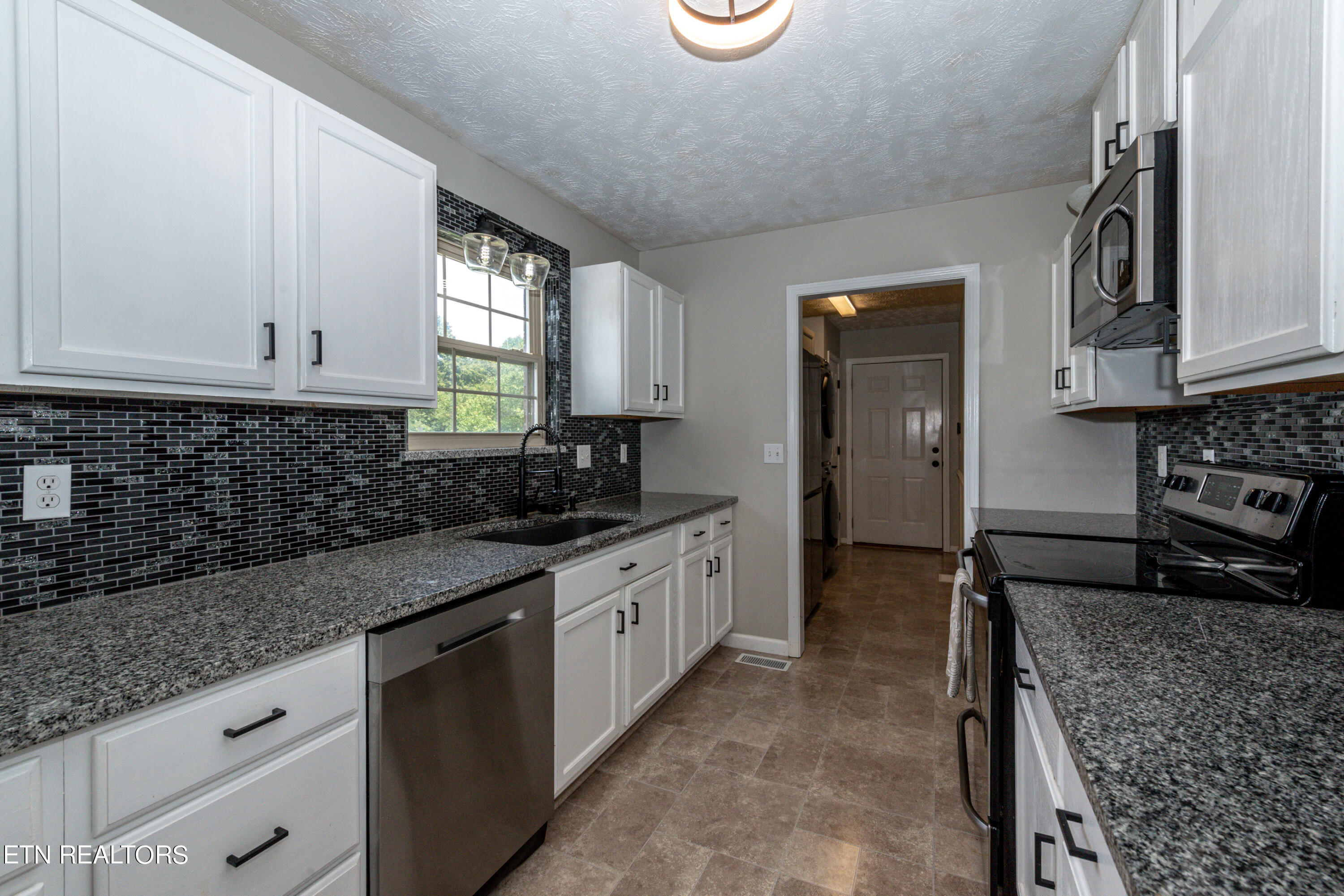 1525 Crestridge Drive