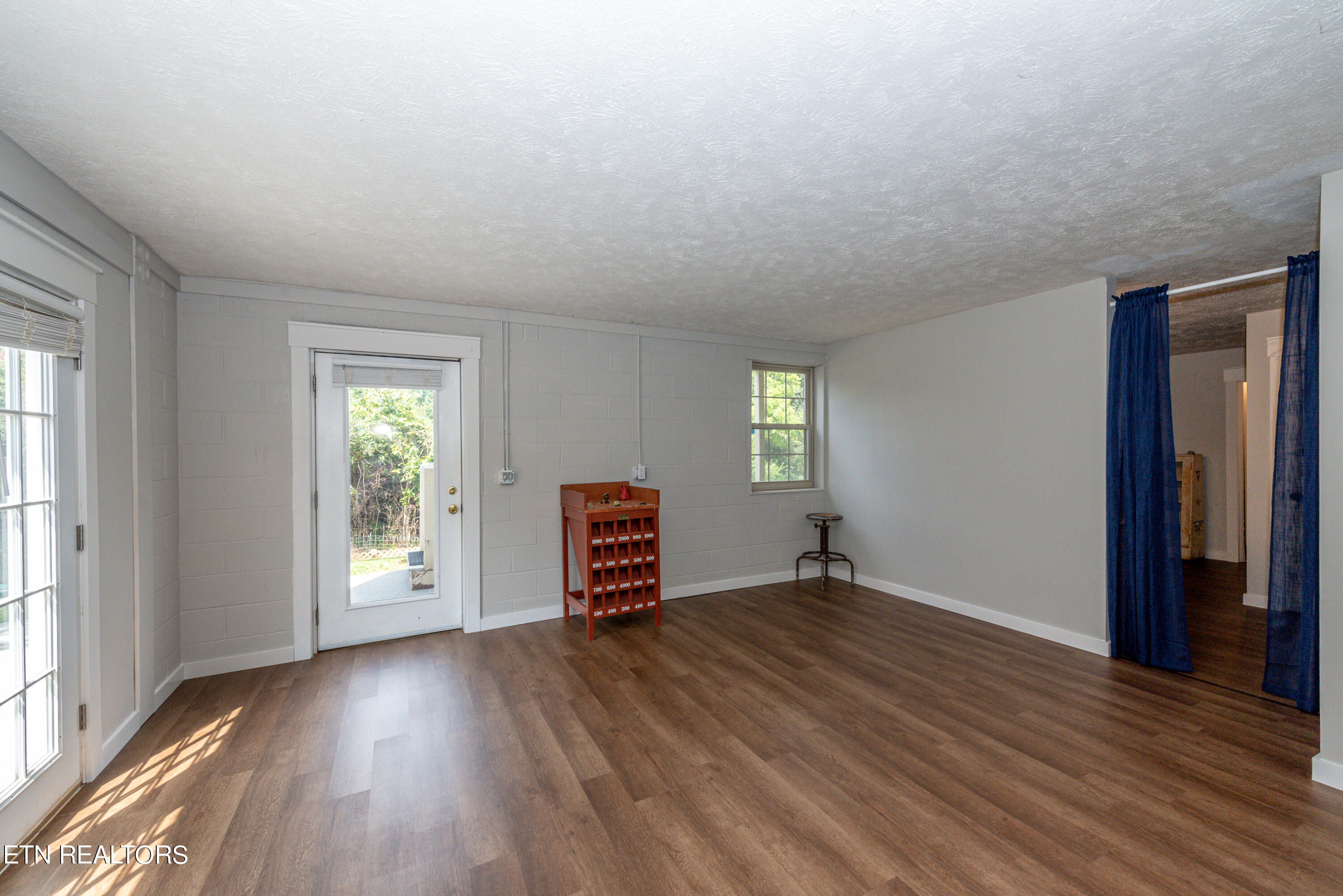 1525 Crestridge Drive