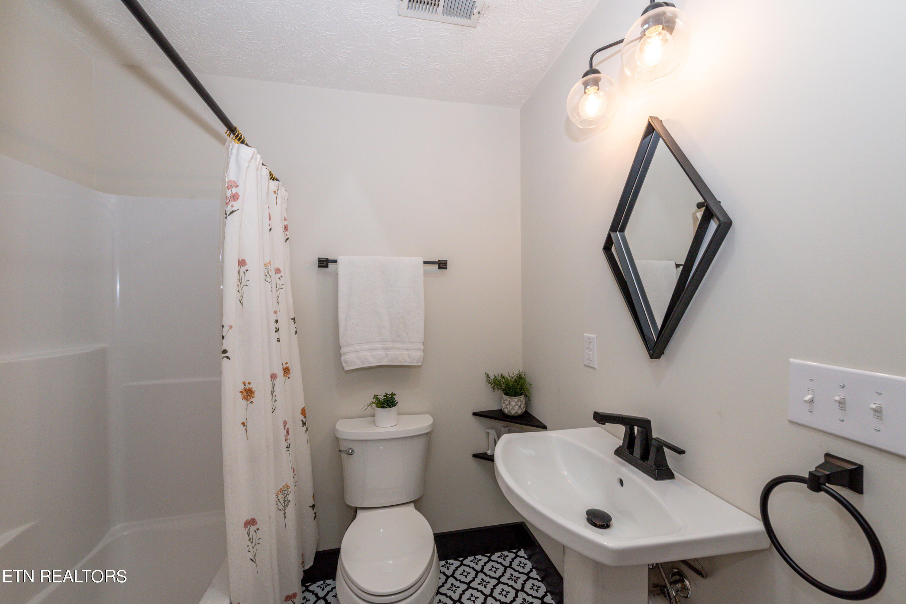 1525 Crestridge Drive