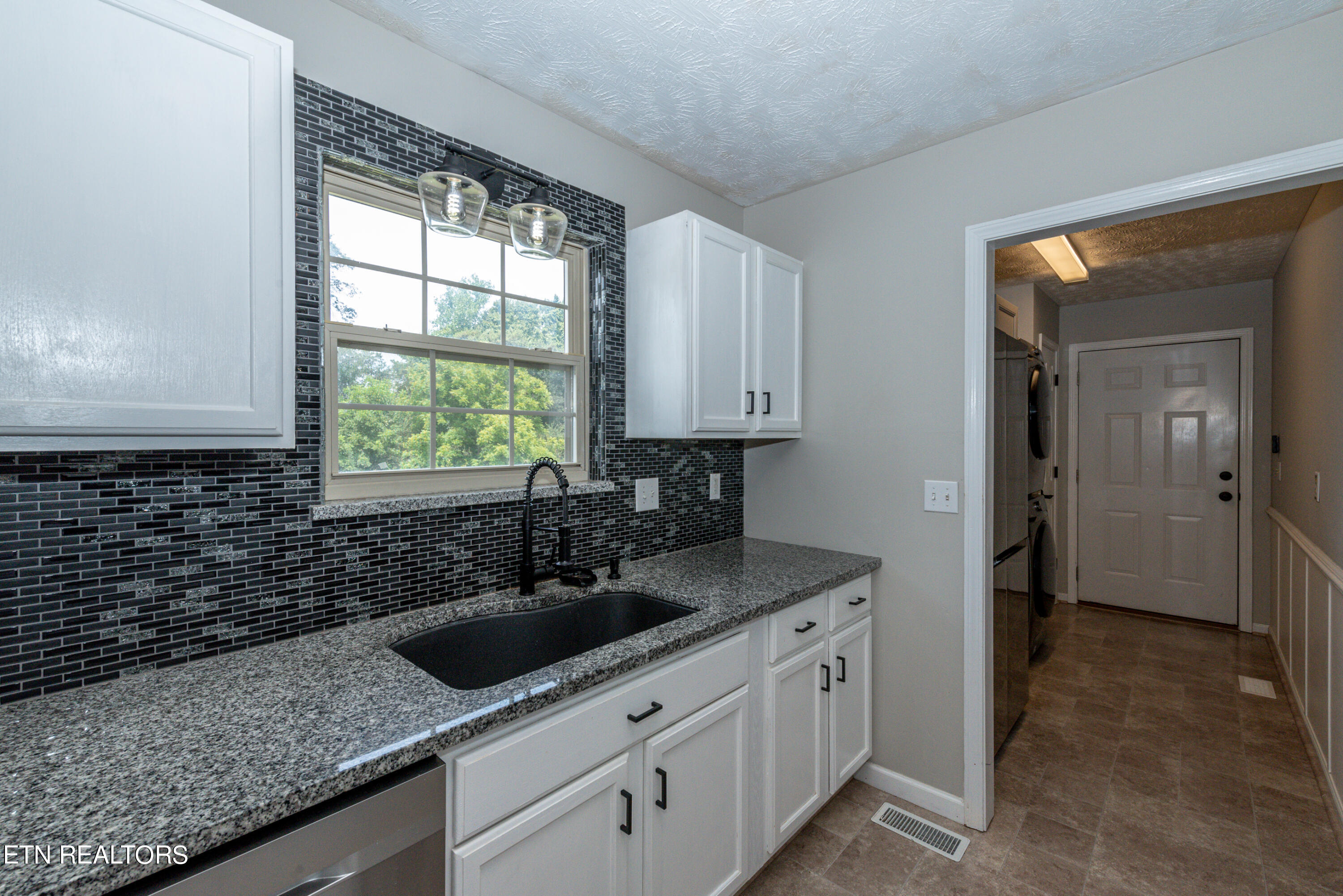 1525 Crestridge Drive