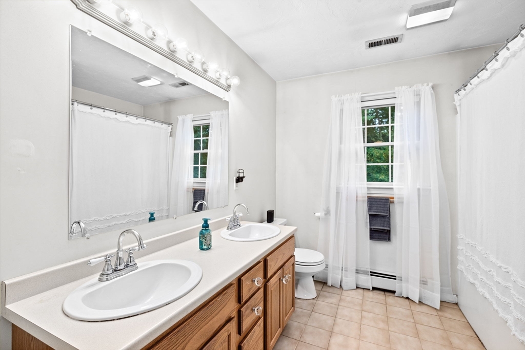 37 Lantern Ln