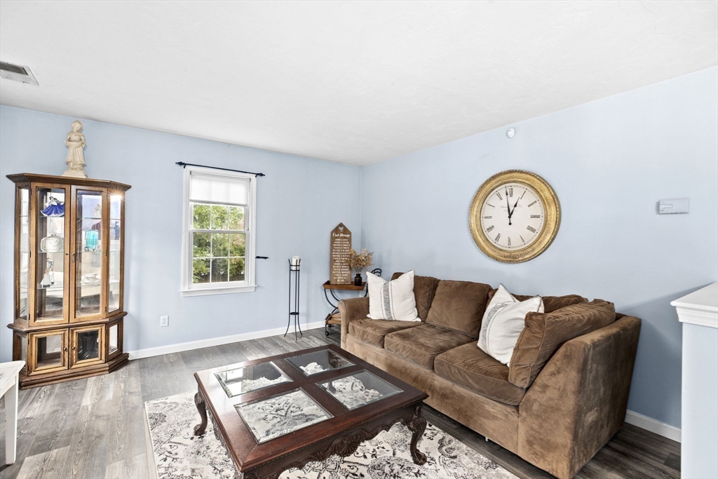 37 Lantern Ln