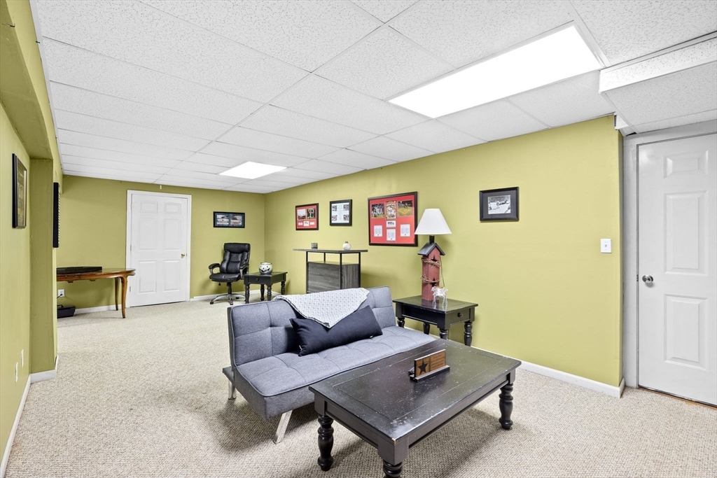 37 Lantern Ln