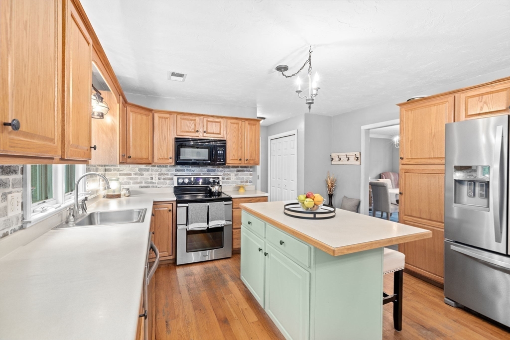 37 Lantern Ln