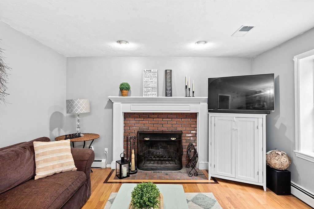 37 Lantern Ln