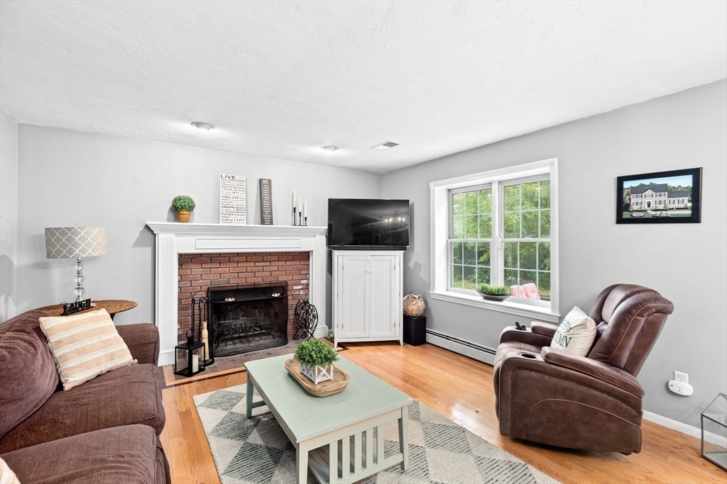 37 Lantern Ln