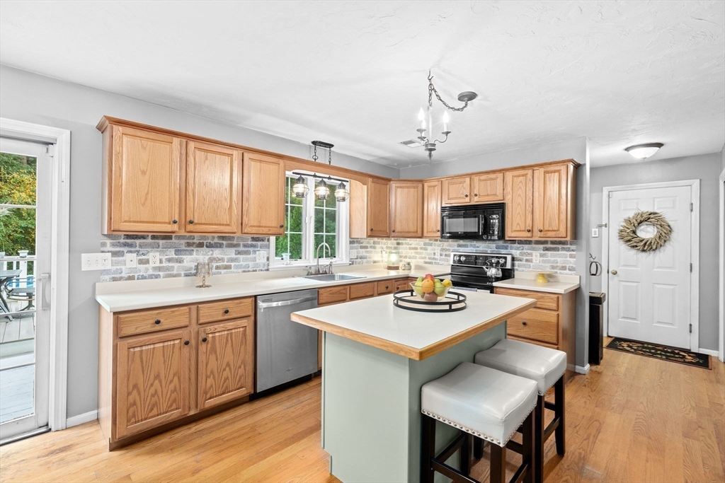 37 Lantern Ln