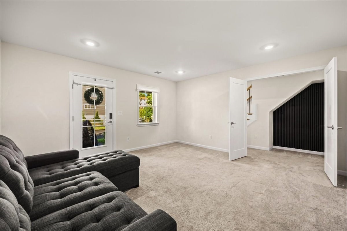 18 Oxbow Rd # 1 Unit: 12-1