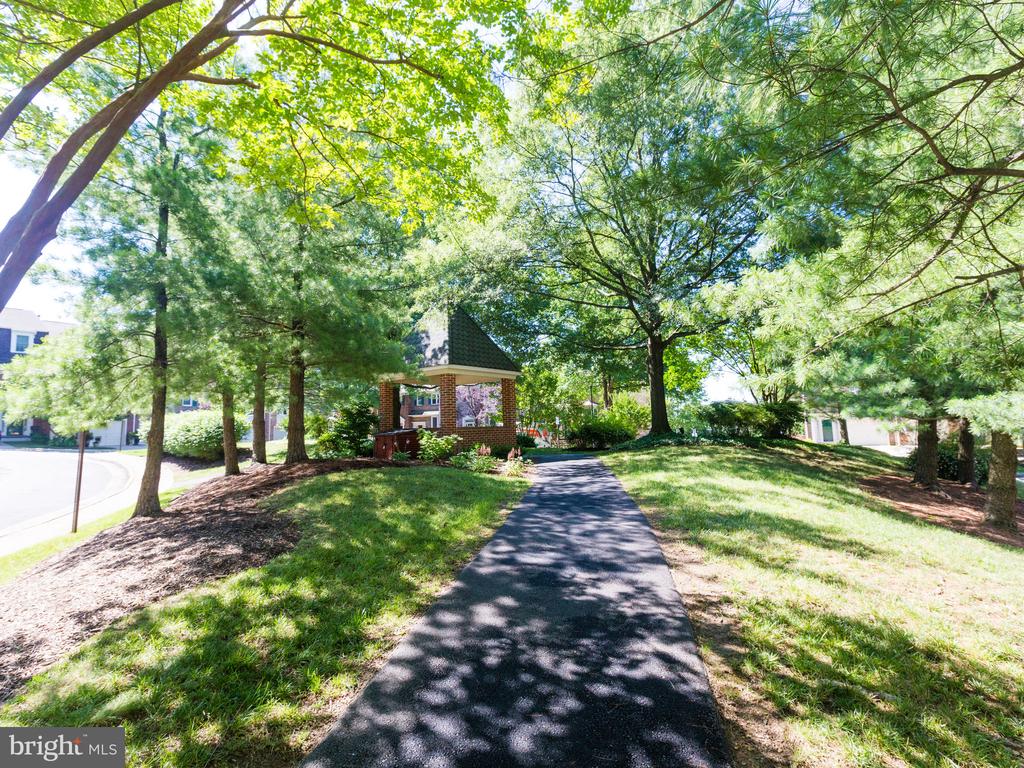 27 CARRIAGE HOUSE CIRCLE