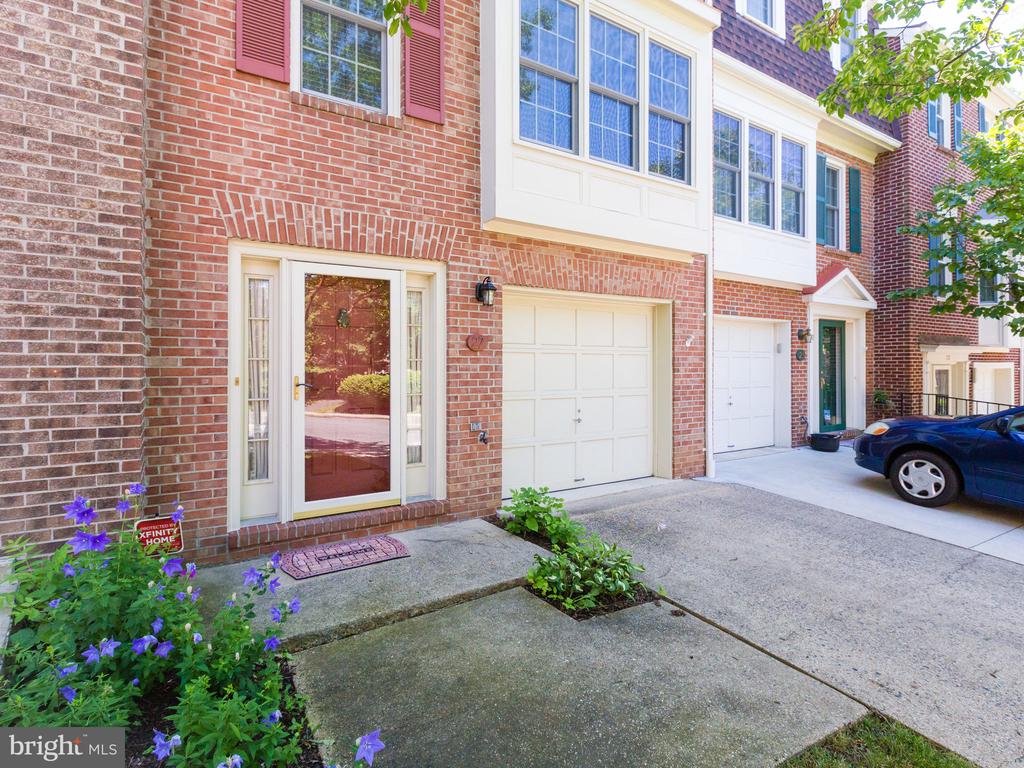 27 CARRIAGE HOUSE CIRCLE