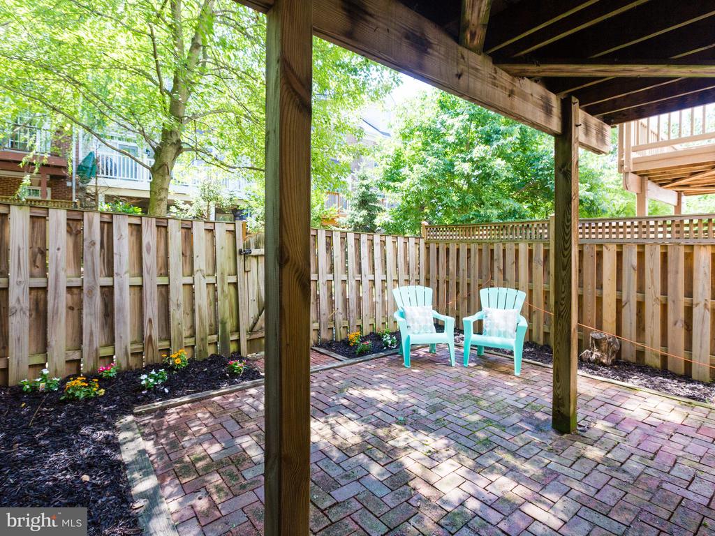 27 CARRIAGE HOUSE CIRCLE
