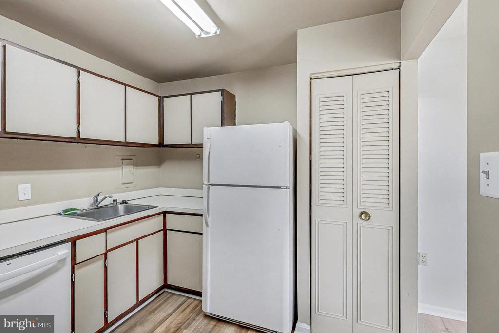 29 CANTERBURY SQUARE 201
