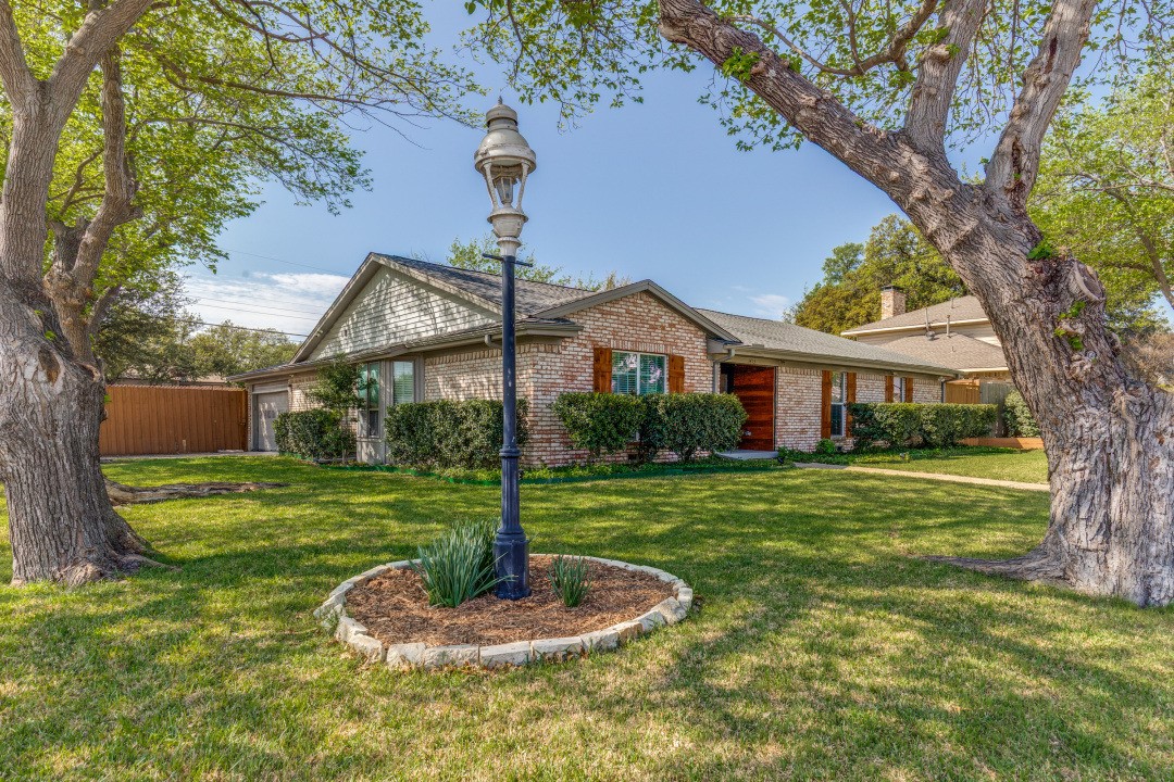 1413 Lamp Post Lane