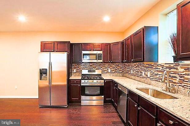 3110 Wolcott Ave