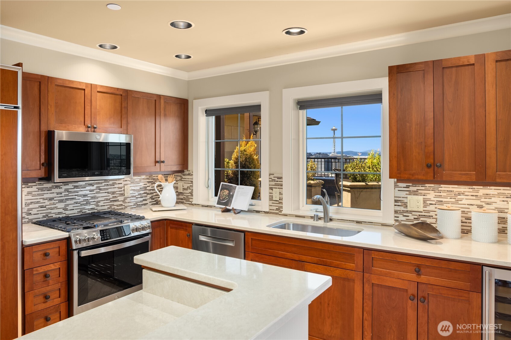 745 Bellevue Avenue E Unit: 305