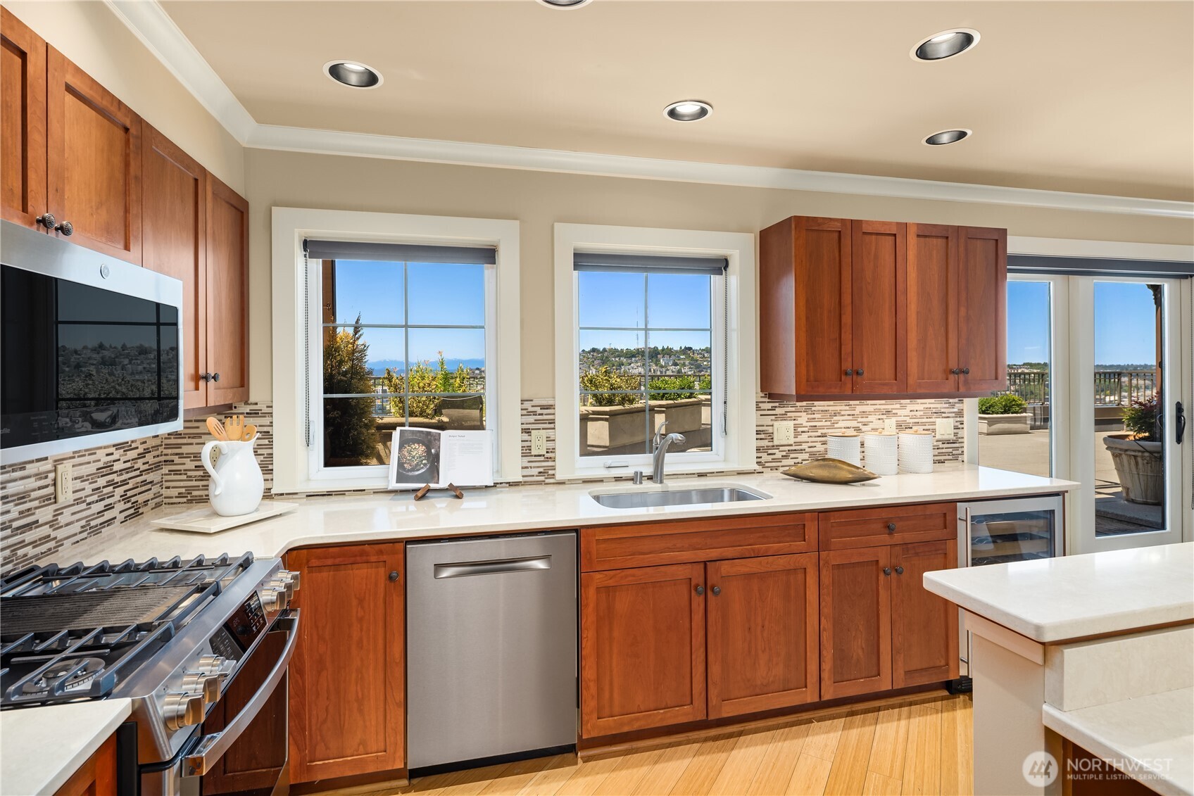 745 Bellevue Avenue E Unit: 305