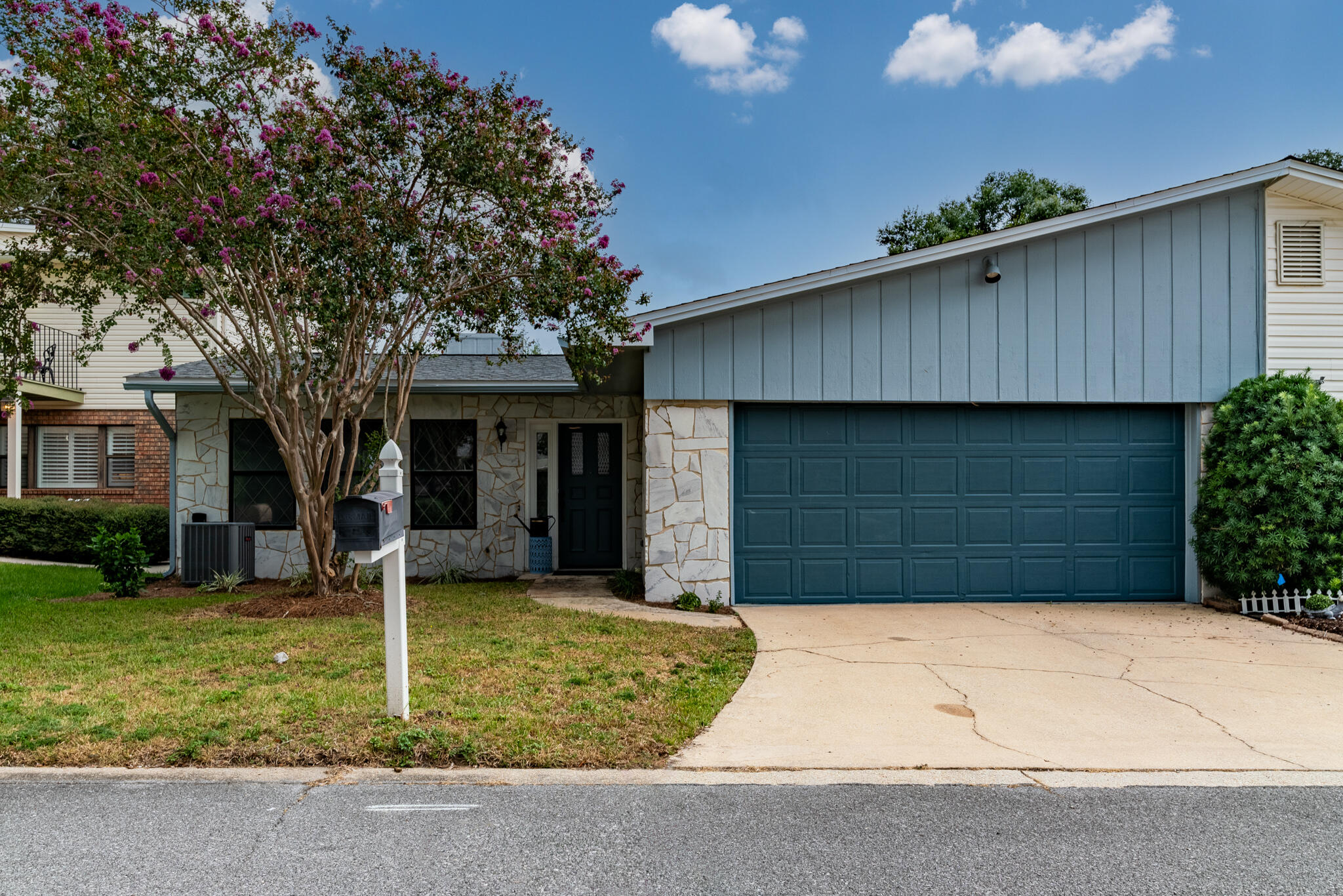935 Holbrook Circle