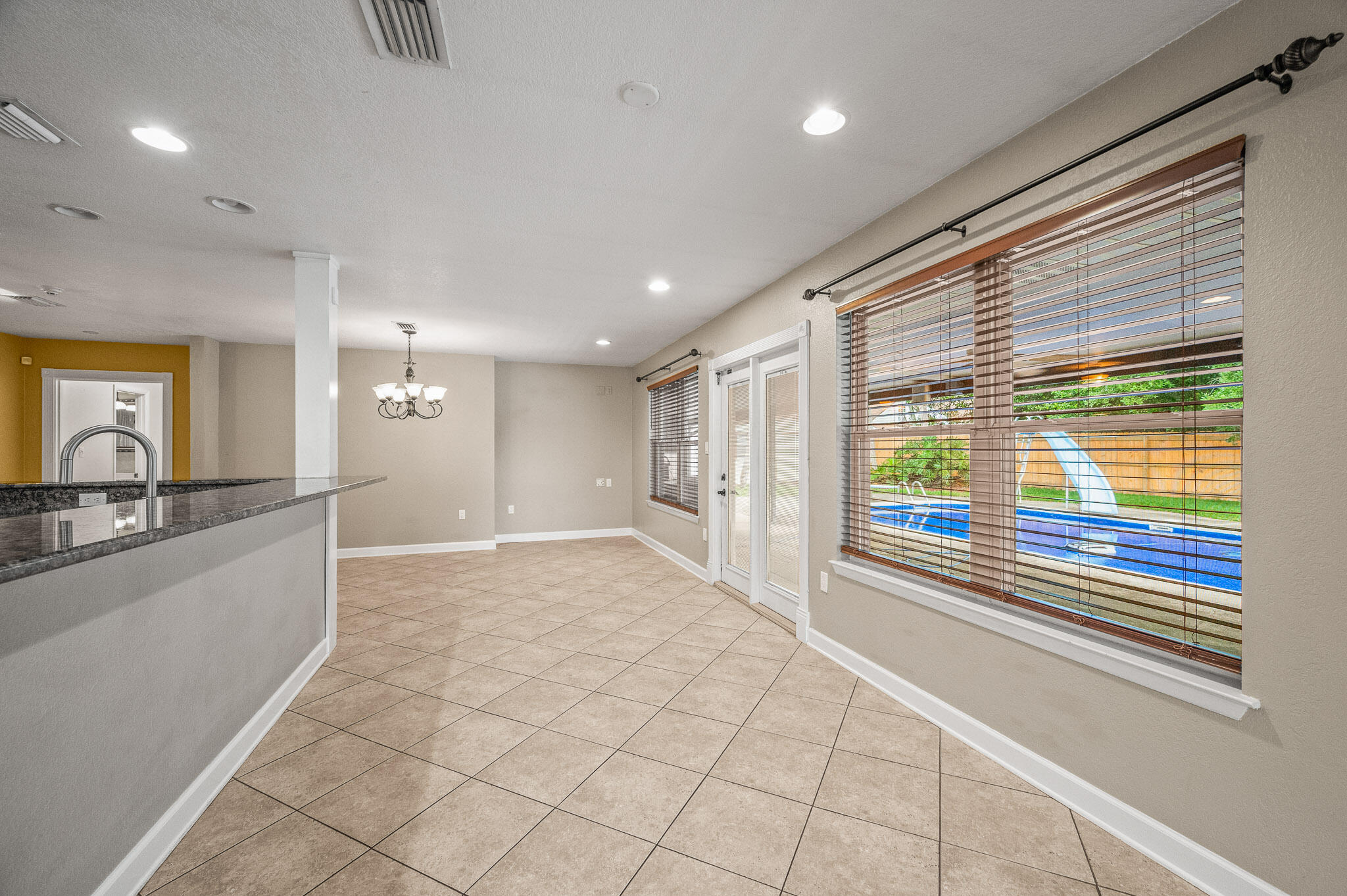 3 NE Windsor Lane
