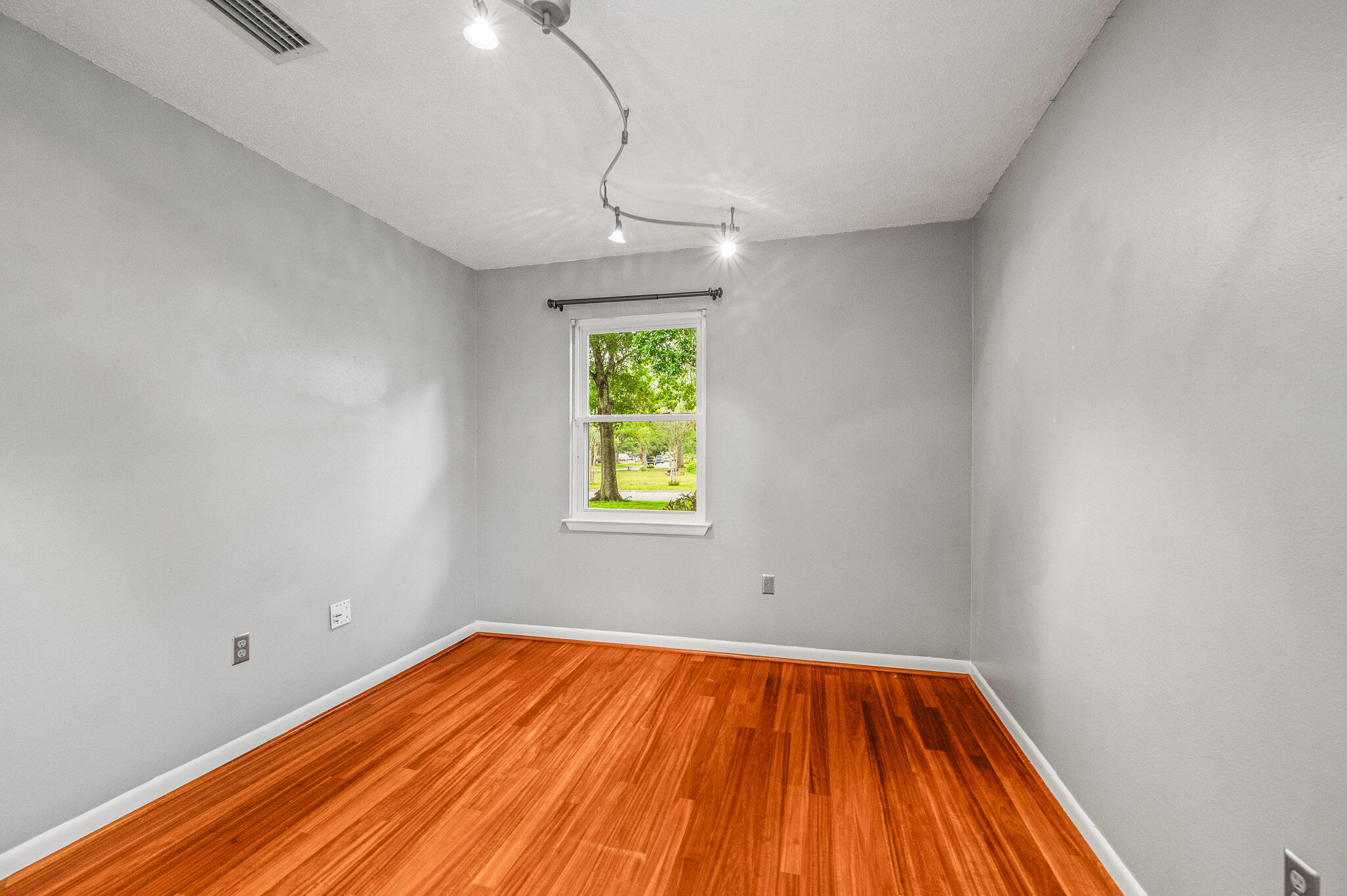3 NE Windsor Lane