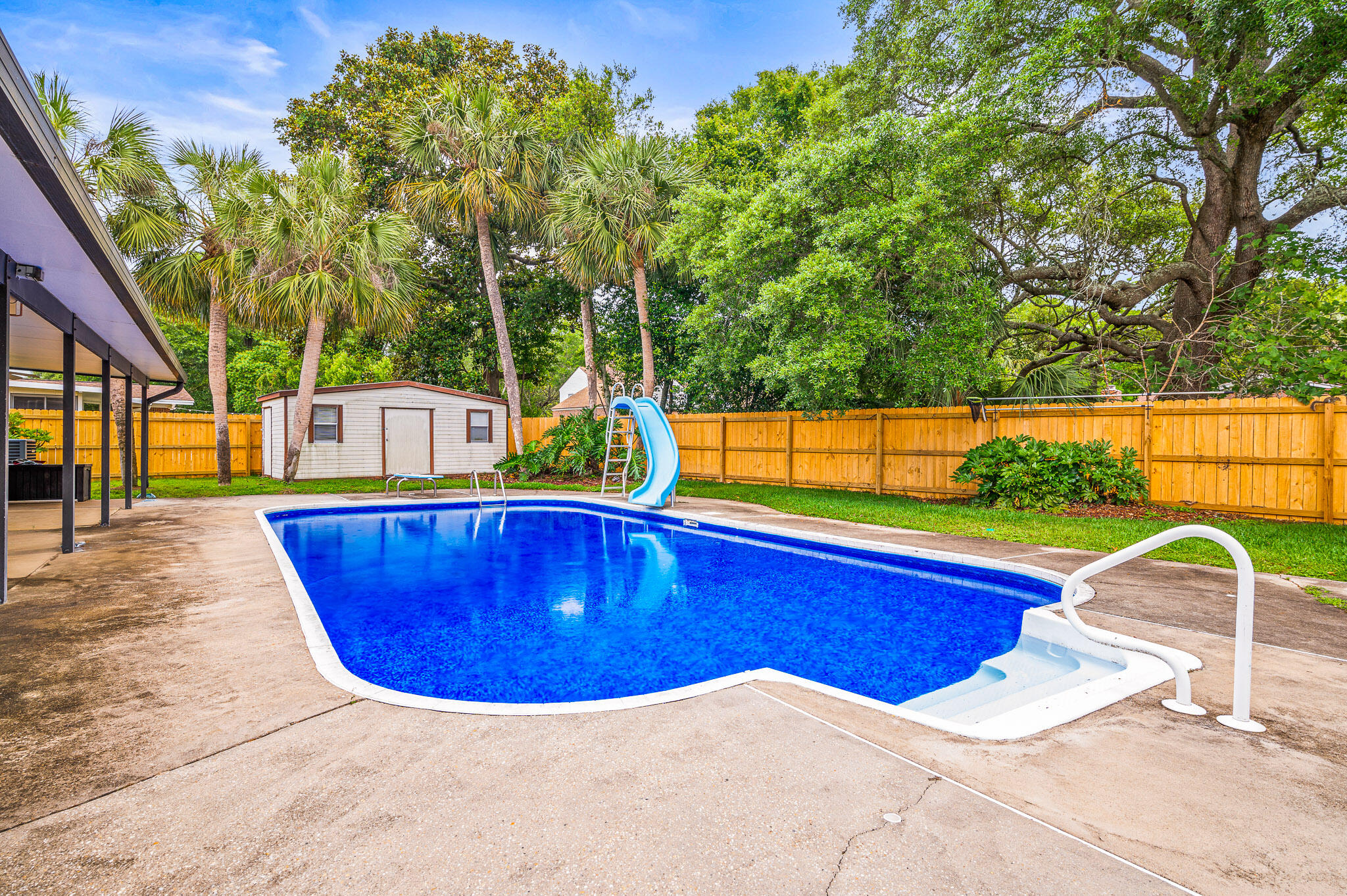 3 NE Windsor Lane