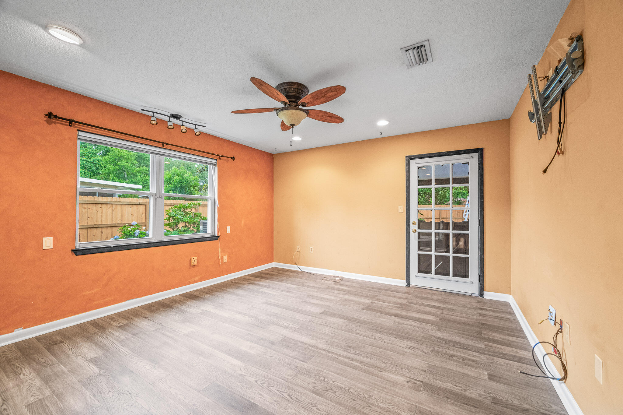 3 NE Windsor Lane