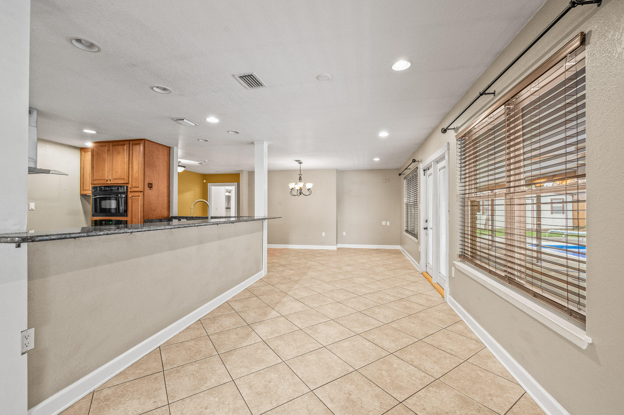 3 NE Windsor Lane