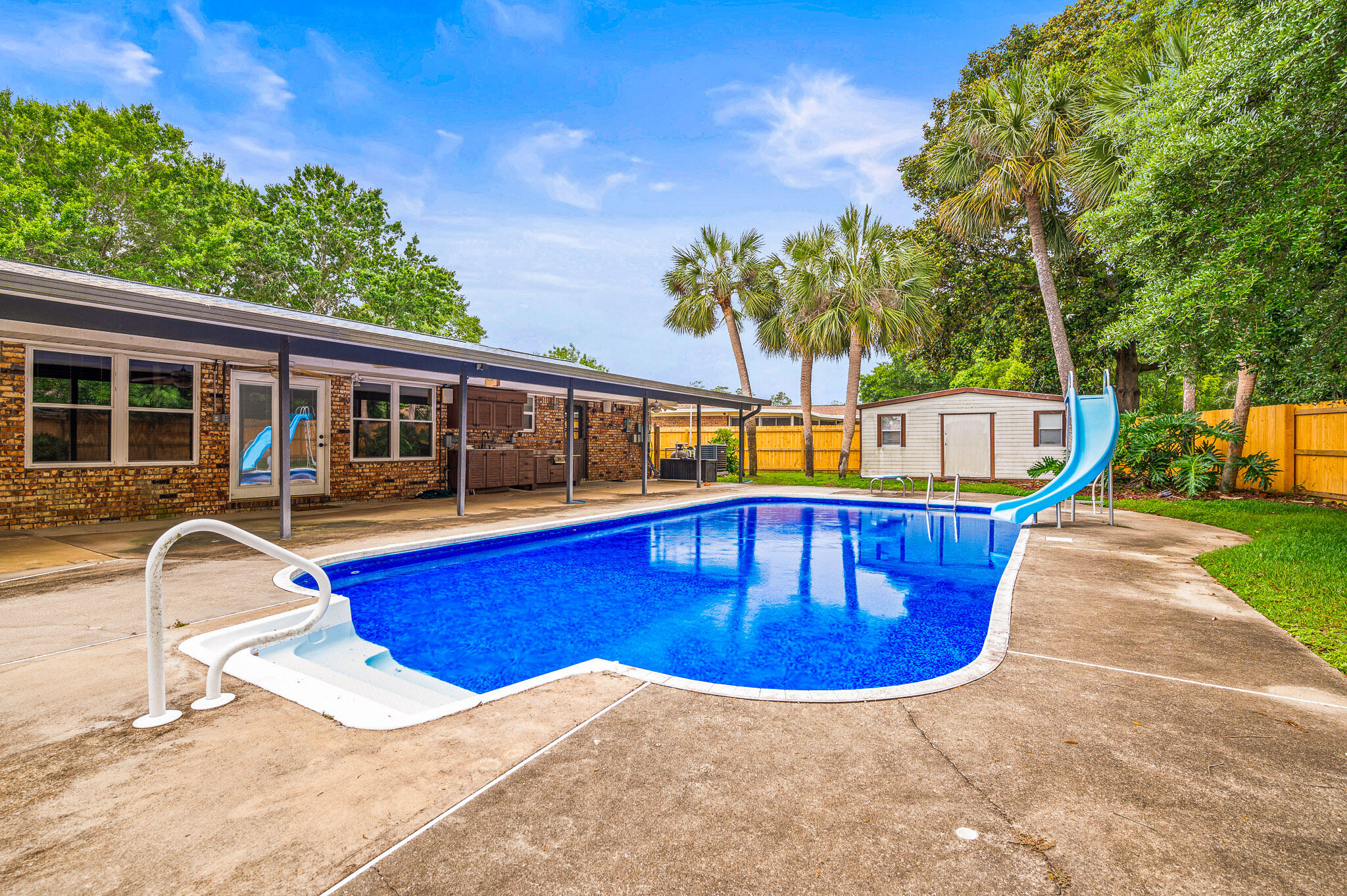 3 NE Windsor Lane