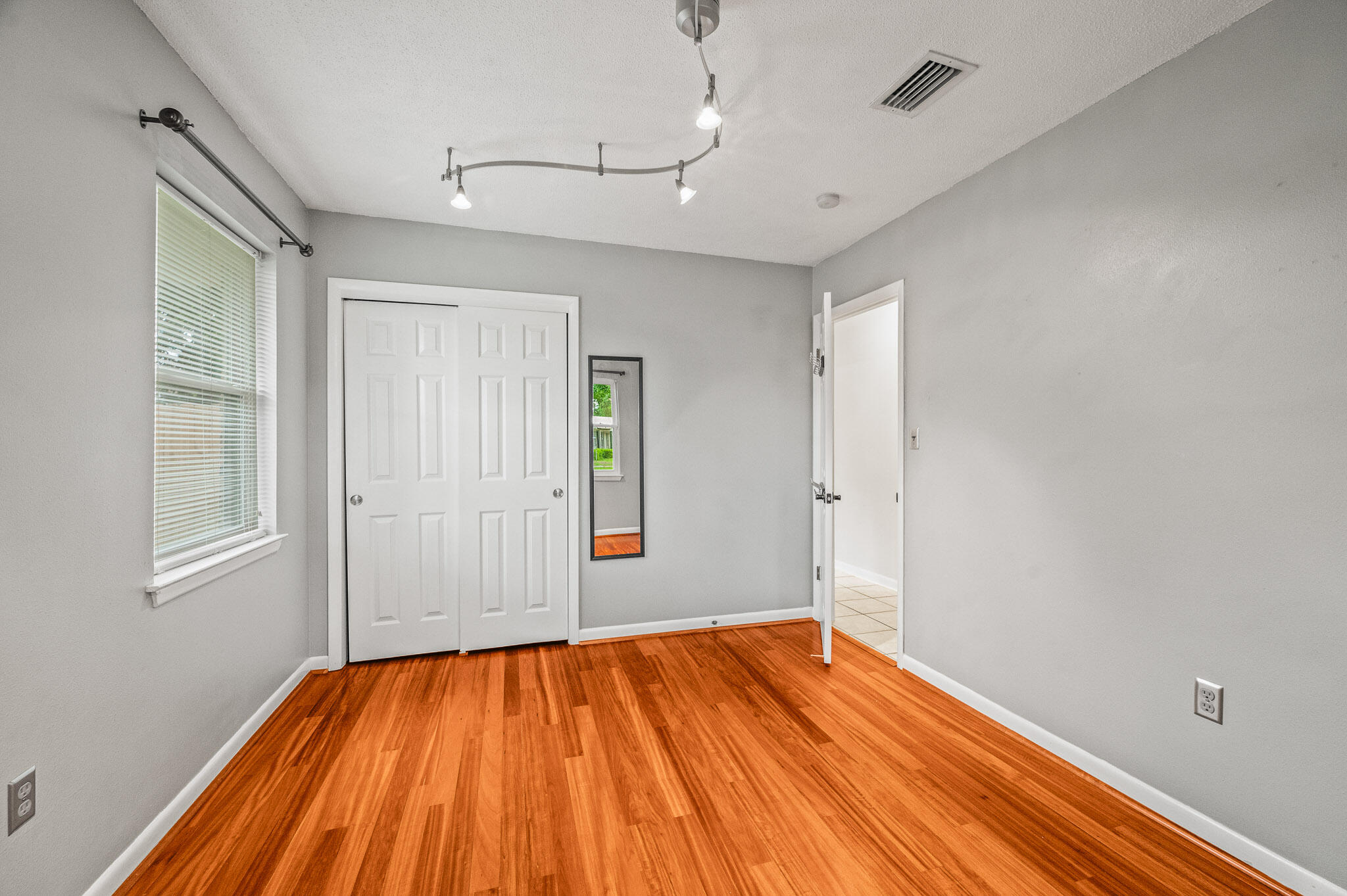 3 NE Windsor Lane