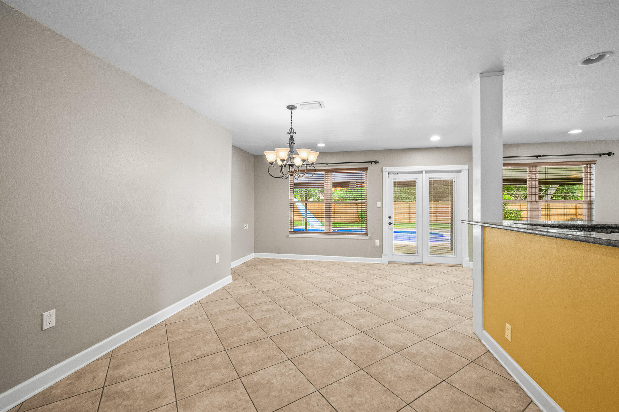 3 NE Windsor Lane