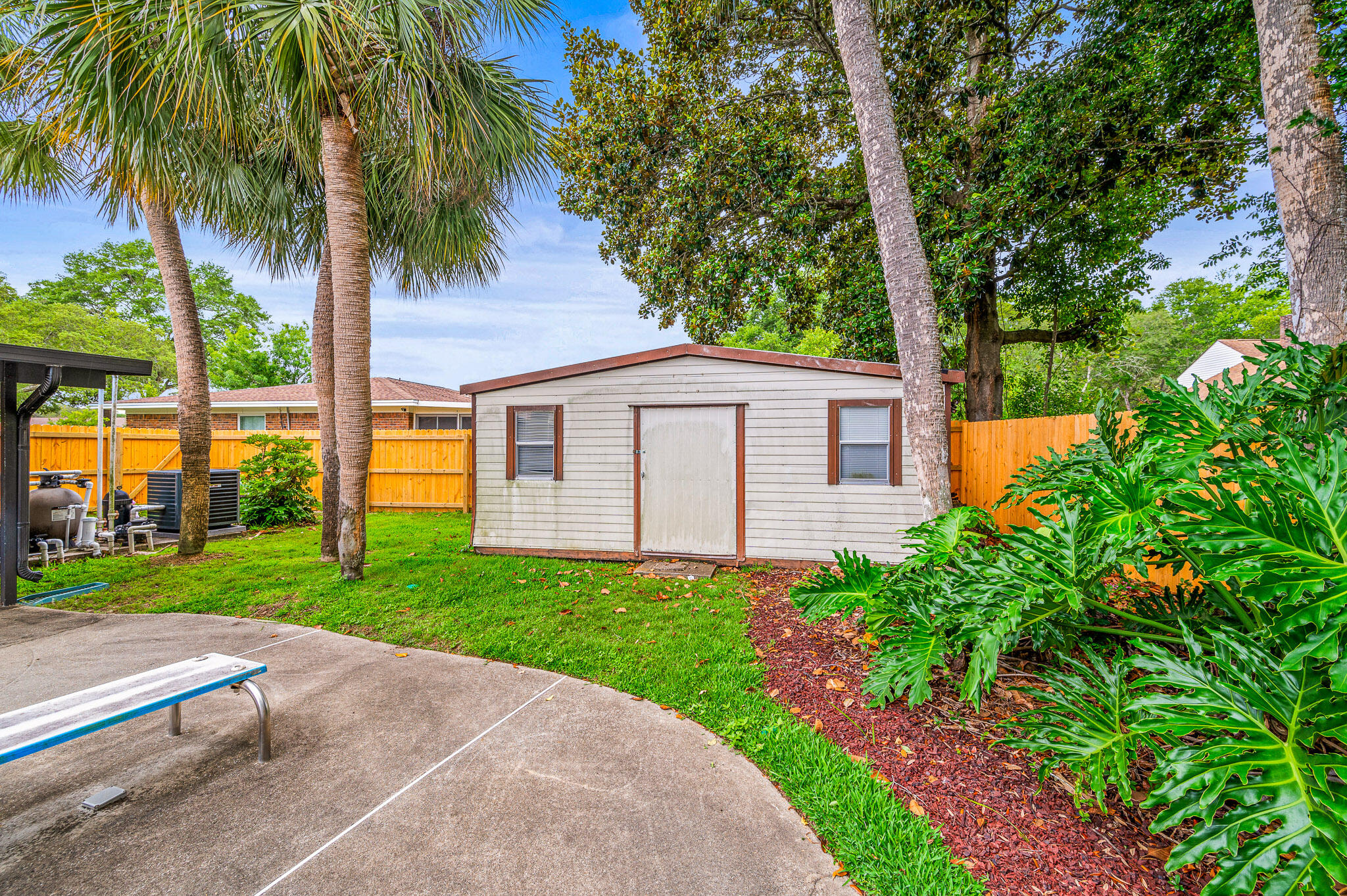 3 NE Windsor Lane