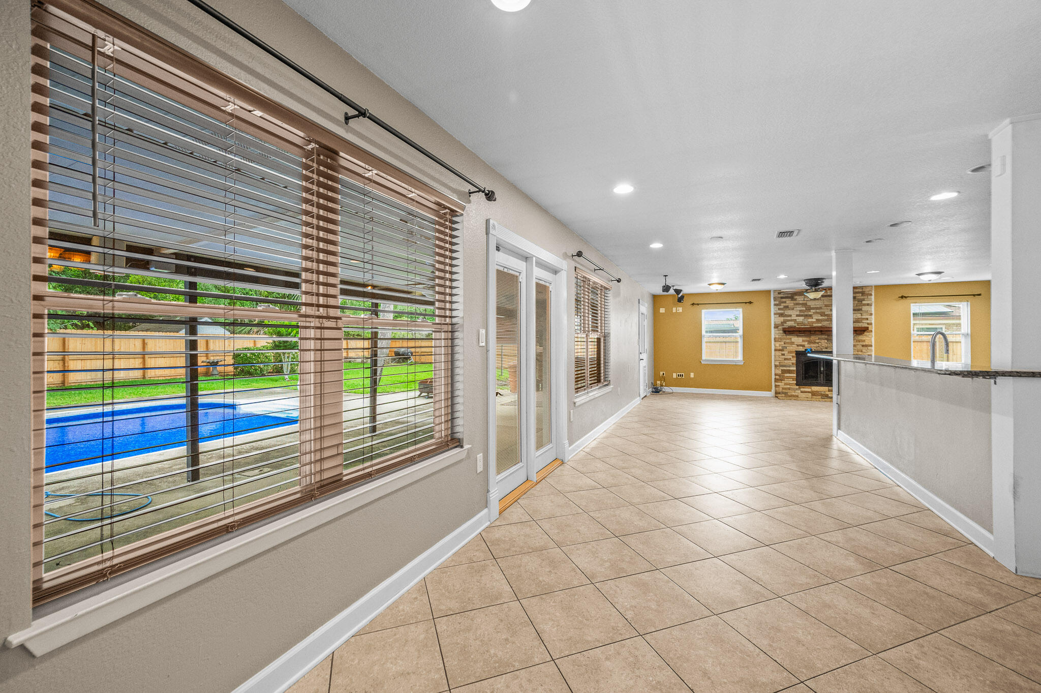 3 NE Windsor Lane